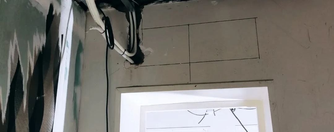 Le même mur en attente : liaisons frigorifiques sorties de la cloison