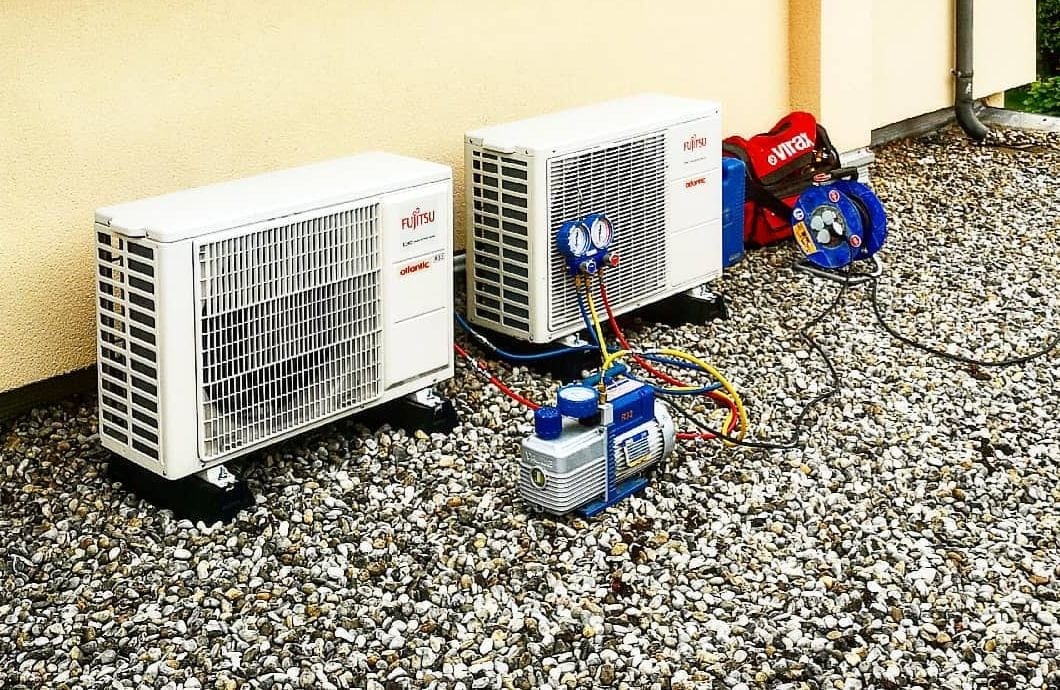 Manifold de contrôle raccordé lors de l'entretien d'une climatisation