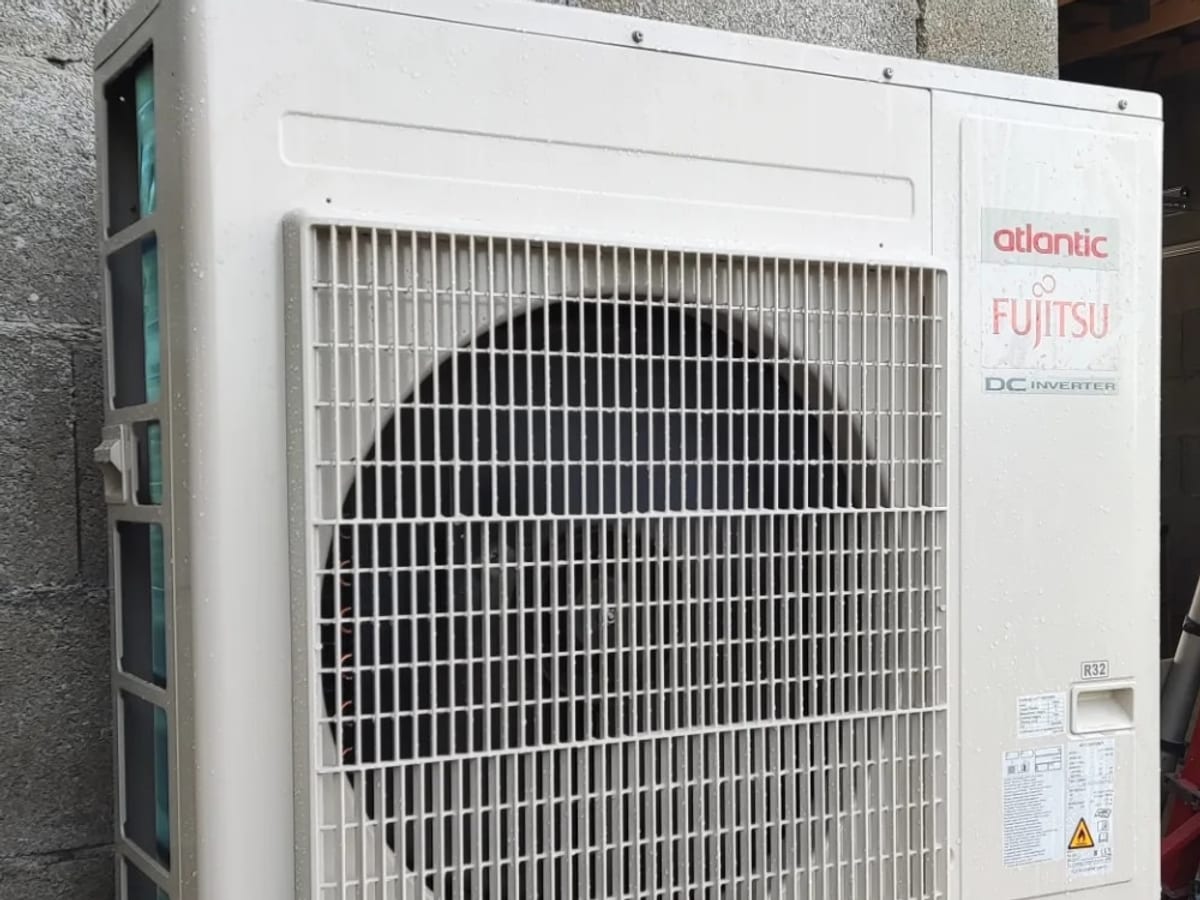 Groupe extérieur de pompe à chaleur Atlantic Fujitsu posé sur consoles murales