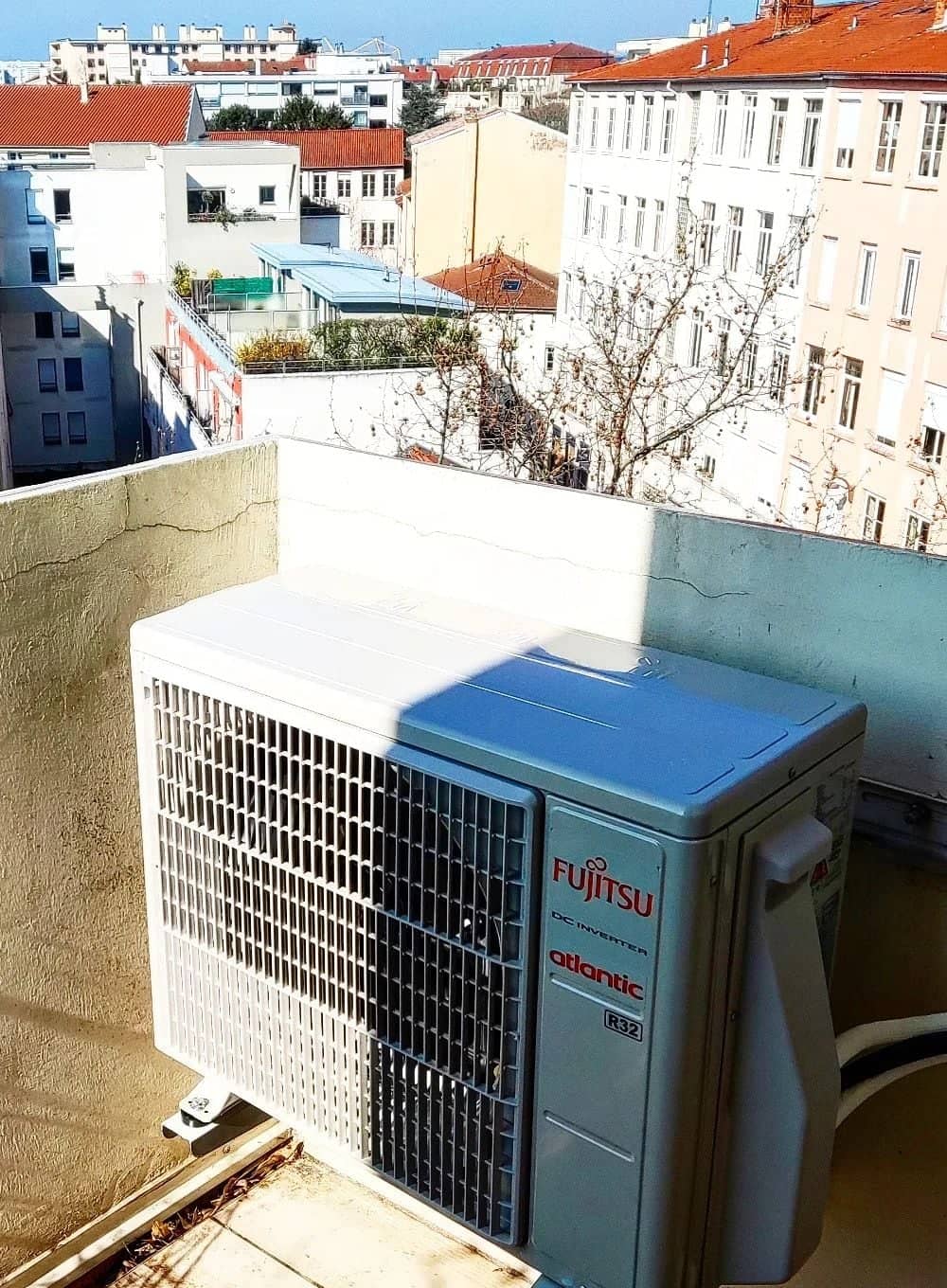 Groupe extérieur posé sur le balcon d'un appartement à Lyon