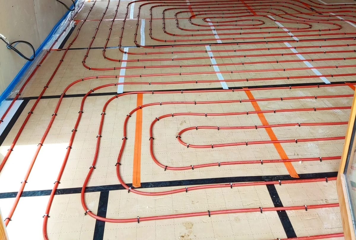 Plancher chauffant en tubes PER avant coulage de la dalle